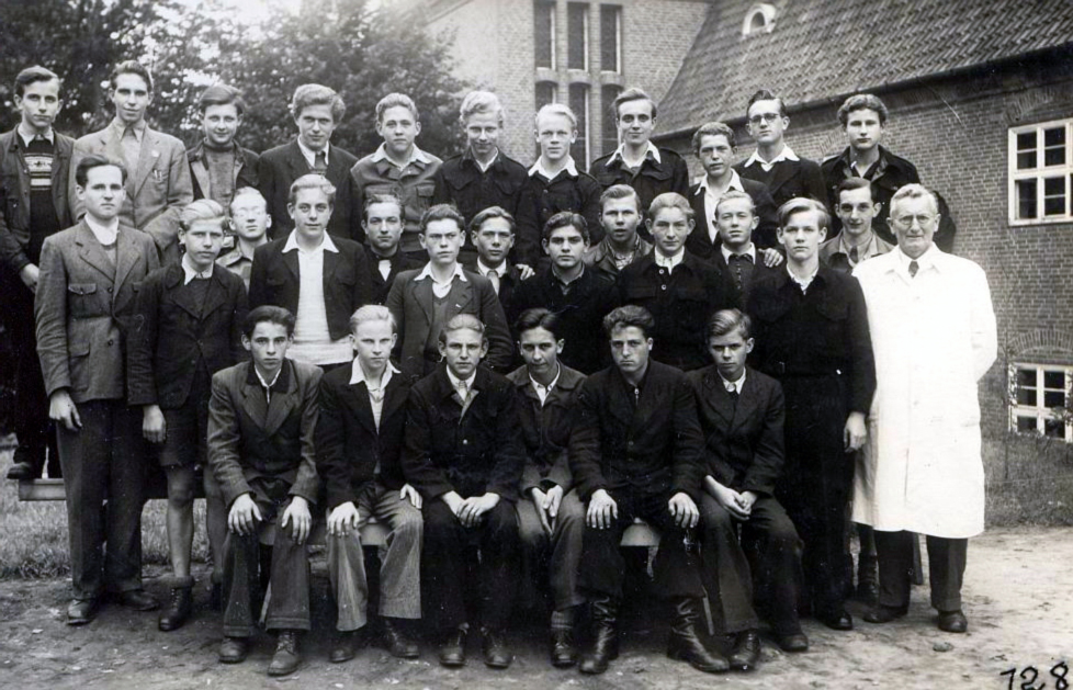In der Gewerbschule in Lübeck, vermutlich Mitte/Ende der 40er Jahre. Heinz Killert ist der 4. von links in der mittleren Reihe